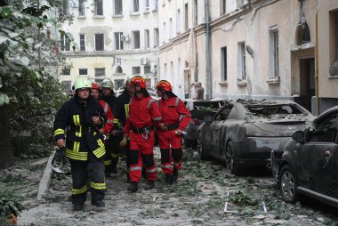 Lviv, Ukrayna - 6 Temmuz 2023: Rusya 'nın Lviv kentindeki füze saldırısı sonrasında kısmen yıkılmış bir apartmanda kurtarma ekipleri çalışıyor. 