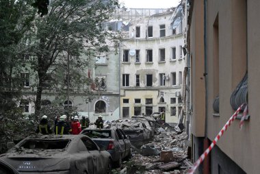 Lviv, Ukrayna - 6 Temmuz 2023: Rusya 'nın Lviv kentindeki füze saldırısı sonrasında kısmen yıkılmış bir apartmanda kurtarma ekipleri çalışıyor. 