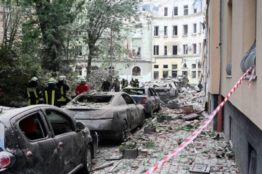 Lviv, Ukrayna - 6 Temmuz 2023: Rusya 'nın Lviv kentindeki füze saldırısı sonrasında kısmen yıkılmış bir apartmanda kurtarma ekipleri çalışıyor. 