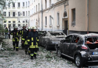 Lviv, Ukrayna - 6 Temmuz 2023: Rusya 'nın Lviv kentindeki füze saldırısı sonrasında kısmen yıkılmış bir apartmanda kurtarma ekipleri çalışıyor. 