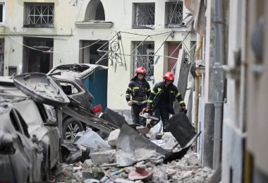 Lviv, Ukrayna - 6 Temmuz 2023: Rusya 'nın Lviv kentindeki füze saldırısı sonrasında kısmen yıkılmış bir apartmanda kurtarma ekipleri çalışıyor. 