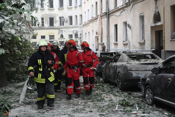 Lviv Ucrania Julio 2023 Los Rescatistas Trabajan Edificio Apartamentos Parcialmente — Foto de Stock