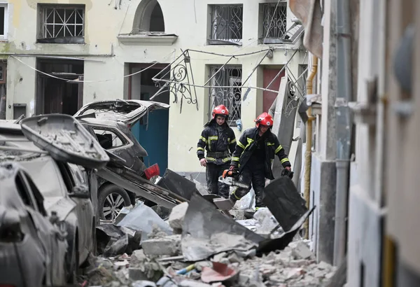 Lviv Ukraina Juli 2023 Räddare Arbetar Lägenhet Byggnad Delvis Förstörd — Stockfoto