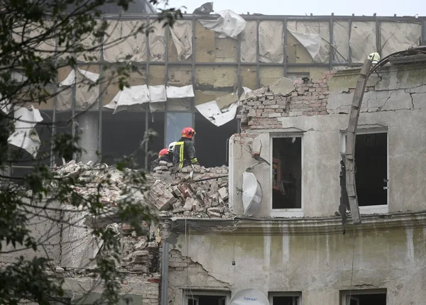 Львов Украина Июля 2023 Года Спасатели Работают Многоквартирном Доме Частично — стоковое фото