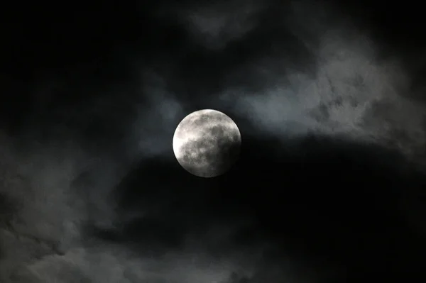 黒い空に月がある 黒い空の背景を持つ月 — ストック写真