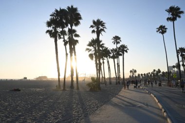 Los Angeles, Kaliforniya, ABD - 29 Temmuz 2023 İnsanlar Santa Monica plajında dinleniyor.