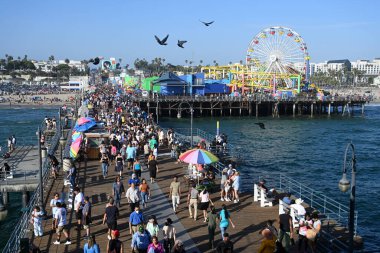 Los Angeles, Kaliforniya, ABD - 29 Temmuz 2023: Santa Monica İskelesi 'ndeki kalabalık.