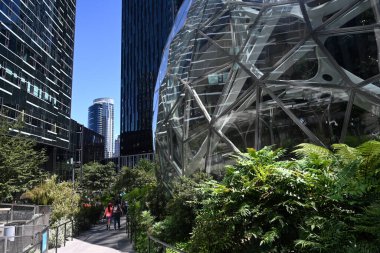 Seattle, WA, ABD - 3 Ağustos 2023: Seattle 'daki Amazon merkez ofisi yakınındaki insanlar.