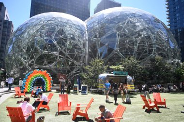 Seattle, WA, ABD - 3 Ağustos 2023: Seattle 'daki Amazon merkez ofisi yakınındaki insanlar.