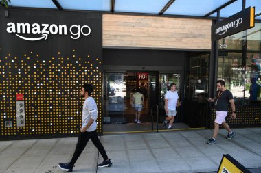 Seattle, WA, ABD - 2 Ağustos 2023: Seattle 'daki Amazon Go mağazasının yakınındaki insanlar.