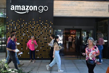 Seattle, WA, ABD - 2 Ağustos 2023: Seattle 'daki Amazon Go mağazasının yakınındaki insanlar.