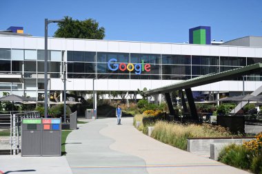 Mountain View, CA, ABD - 28 Temmuz 2023: Google 'ın Googleplex genel merkezi ve ana şirketi Alphabet Inc, Mountain View, Kaliforniya' da 1600 Amphitheatre Parkway 'de yer almaktadır..