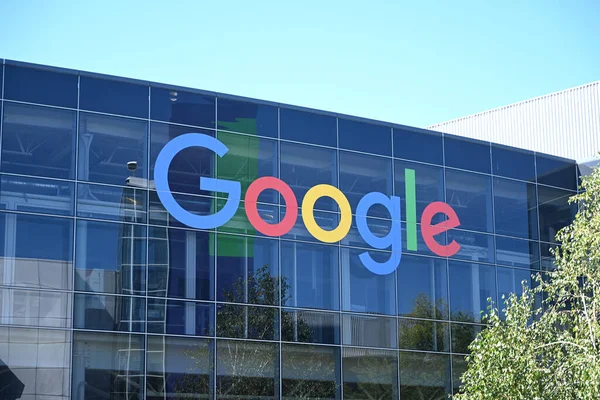 Mountain View, CA, ABD - 28 Temmuz 2023: Google 'ın Googleplex genel merkezi ve ana şirketi Alphabet Inc, Mountain View, Kaliforniya' da 1600 Amphitheatre Parkway 'de yer almaktadır..