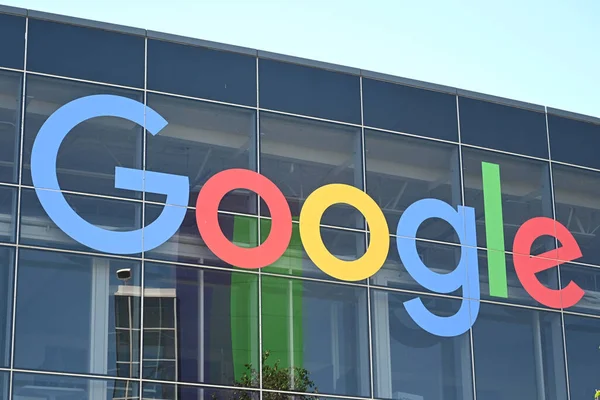 Mountain View, CA, ABD - 28 Temmuz 2023: Google 'ın Googleplex genel merkezi ve ana şirketi Alphabet Inc, Mountain View, Kaliforniya' da 1600 Amphitheatre Parkway 'de yer almaktadır..