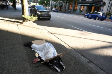 Vancouver, BC, Kanada - 16 Ağustos 2023: Vancouver şehir merkezinde evsiz bir adam uyuyor.