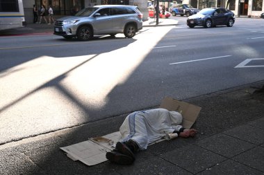 Vancouver, BC, Kanada - 16 Ağustos 2023: Vancouver şehir merkezinde evsiz bir adam uyuyor.