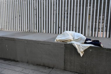 Vancouver, BC, Kanada - 16 Ağustos 2023: Vancouver şehir merkezinde evsiz bir adam uyuyor.
