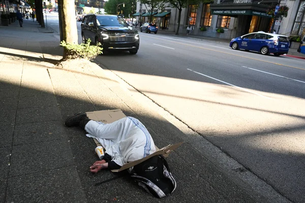 バンクーバー カナダ 2023 バンクーバーの街のダウンタウンでホームレスの男が眠る — ストック写真