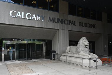 Calgary, AL, Kanada - 10 Ağustos 2023: Calgary Belediye Binası.