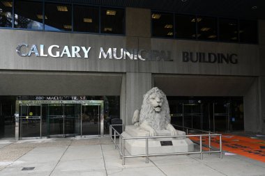 Calgary, AL, Kanada - 10 Ağustos 2023: Calgary Belediye Binası.
