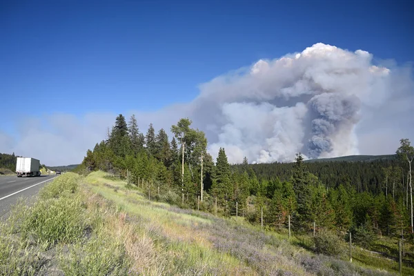 Fogo Selvagem Canadá Fumaça Uma Subida Fogo Céu Acima Floresta — Fotografia de Stock