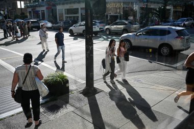 Vancouver, BC, Kanada - 15 Ağustos 2023: Vancouver şehir merkezindeki insanlar.