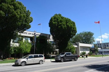 Kelowna, BC, Kanada - 18 Temmuz 2023: Kelowna Belediye Binası.