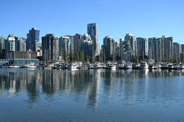 Vancouver Kanada Ağustos 2023 Vancouver Limanında Arka Planda Bir Yat — Stok fotoğraf
