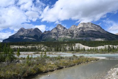 Nehir ve dağlarla Kanada manzarası. Banff Ulusal Parkı, Alberta, Kanada. 