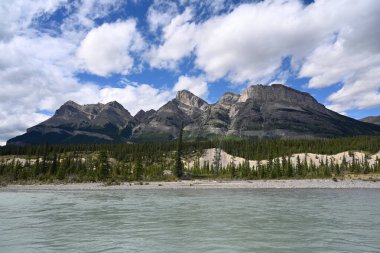 Nehir ve dağlarla Kanada manzarası. Banff Ulusal Parkı, Alberta, Kanada. 