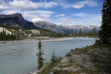 Nehir ve dağlarla Kanada manzarası. Banff Ulusal Parkı, Alberta, Kanada. 