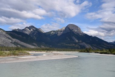 Nehir ve dağlarla Kanada manzarası. Jasper Ulusal Parkı, Alberta, Kanada.