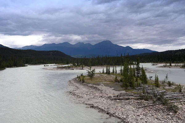Τοπίο Του Καναδά Ποτάμι Και Βουνά Jasper National Park Αλμπέρτα — Φωτογραφία Αρχείου