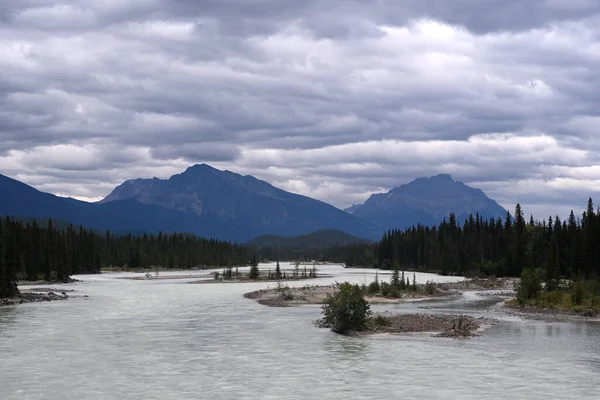Landskap Kanada Med Flod Och Berg Jaspers Nationalpark Alberta Kanada — Stockfoto