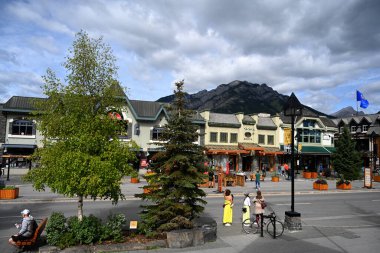 Banff, Alberta, Kanada - 10 Ağustos 2023: Kanada 'nın Alberta kentindeki Merkez Sokak.