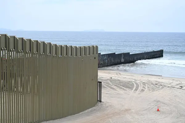 Plot Hranici Mezi Spojenými Státy Mexikem Kde Setkává Tichým Oceánem — Stock fotografie