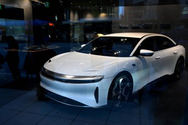 Vancouver, BC, Kanada - 16 Ağustos 2023: Vancouver şehir merkezindeki berrak elektrikli araç.