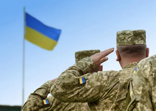 Ukrainian Soldiers Giving Salute Flag Ukraine Ukrainian Military — Stock Photo, Image