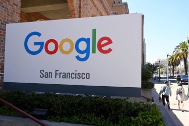 San Francisco, CA, ABD - 26 Temmuz 2023 Google San Francisco yakınlarındaki Google işareti - 345 Spear St.