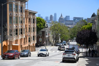 San Francisco, CA, ABD - 26 Temmuz 2023: San Francisco Caddesi 'ndeki arabalar.