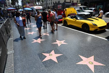 Los Angeles, Kaliforniya, ABD - 29 Temmuz 2023 Los Angeles 'taki Hollywood Şöhret Yolu' ndaki bir halk.