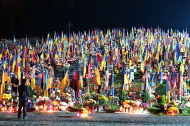 Lviv, Ukrayna - 1 Kasım 2022: Lychakiv Askeri Mezarlığı, tüm azizler gününde Mars Alanı olarak da bilinir.. 