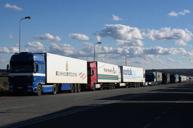 Lviv bölgesi, Ukrayna - 9 Kasım 2023: Ukrayna-Polonya sınır kapısındaki Rava-Ruska sınır kapısında bir kamyonlar uzun hatta kalıyor.