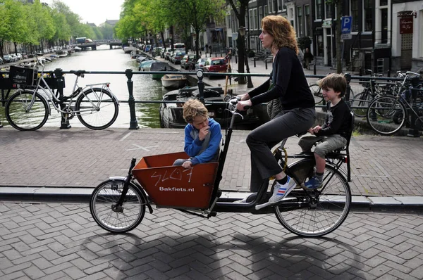 Amsterdam Netherlands May 2011 Woman Two Children Riding Bicycle Historical — Stock Photo, Image