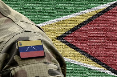 Askeri üniformada Venezuela bayrağı ve arka planda Guyana bayrağı. Venezuela Guyana 'ya Karşı.