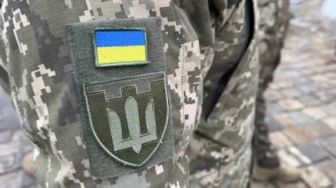 Ukrayna Silahlı Kuvvetleri. Ukrayna askeri. Ukrayna ordusu. Askeri üniformada Ukrayna bayrağı. 