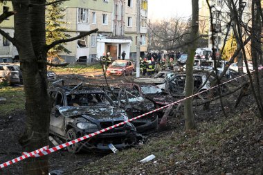 Lviv, Ukrayna - 29 Aralık 2023: Lviv şehrinde Rus füze saldırısının gerçekleştiği yerde özel araçlar imha edildi.