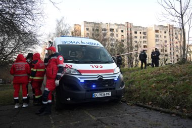 Lviv, Ukrayna - 29 Aralık 2023: Lviv şehrinde bir Rus füze saldırısının gerçekleştiği yerde tıbbi işçiler.