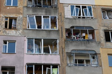 Lviv, Ukrayna - 29 Aralık 2023: Rusya 'nın Lviv şehrindeki füze saldırısı sonrasında apartman kısmen yıkıldı. 