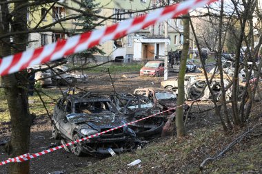Lviv, Ukrayna - 29 Aralık 2023: Lviv şehrinde Rus füze saldırısının gerçekleştiği yerde özel araçlar imha edildi.